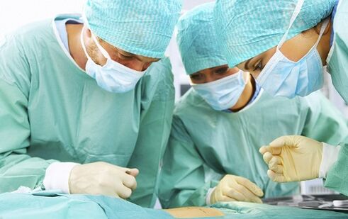 Chirurgen voeren plastische chirurgie uit om de lengte en dikte van de penis te vergroten